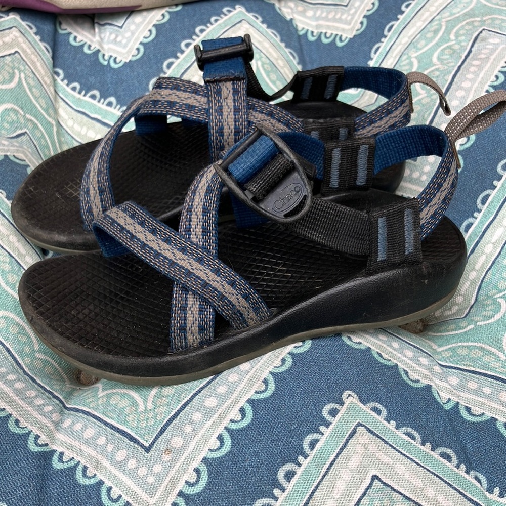Size 13 kids Chaco sandals. Used but in good shape…lots of life left!